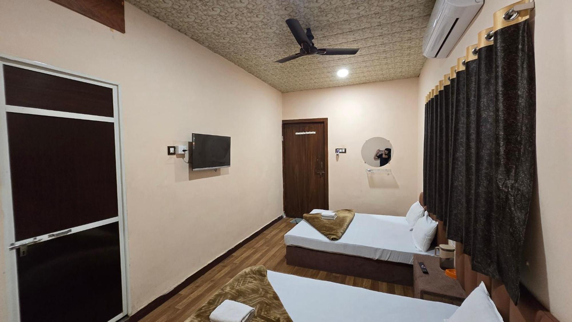 Hotel Maheshwari Green'S Ujjain Exterior photo